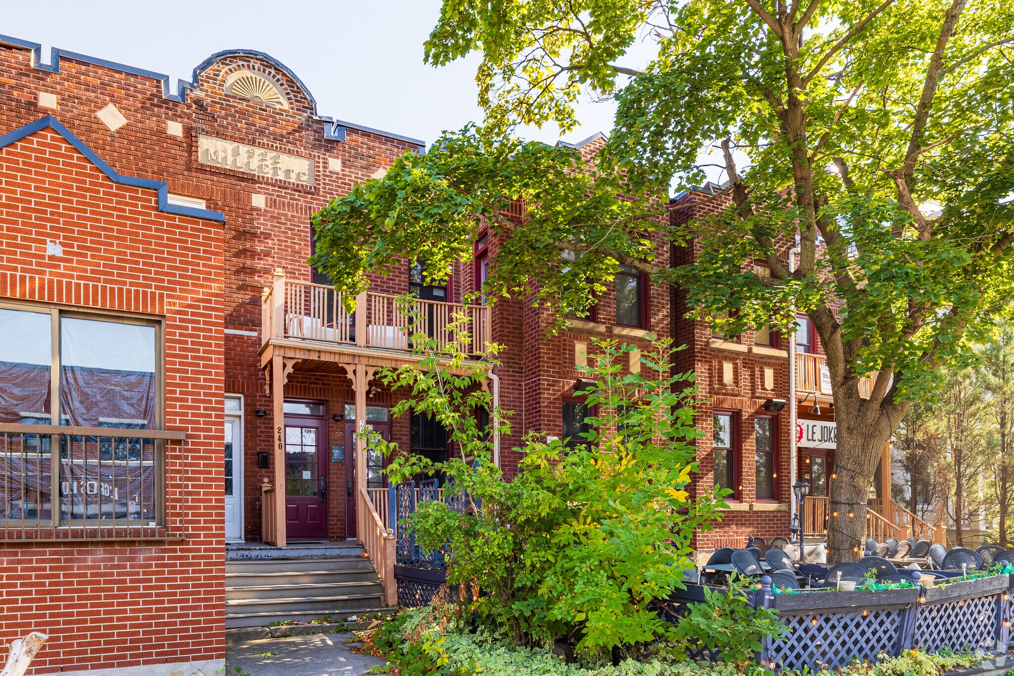 240-246 Rue Saint-Charles O, Longueuil, QC for Rent