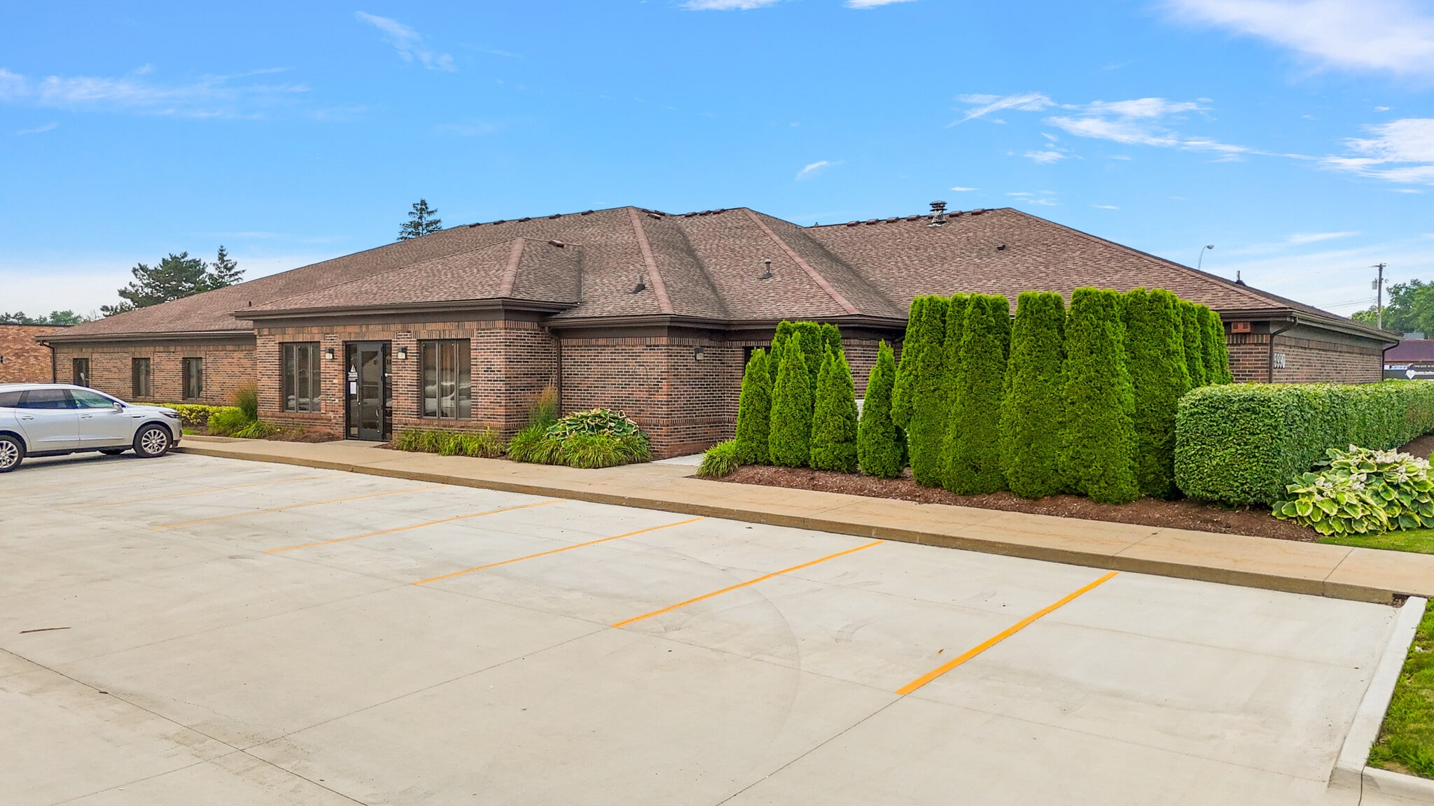 25990 Kelly Rd, Roseville, MI for Rent