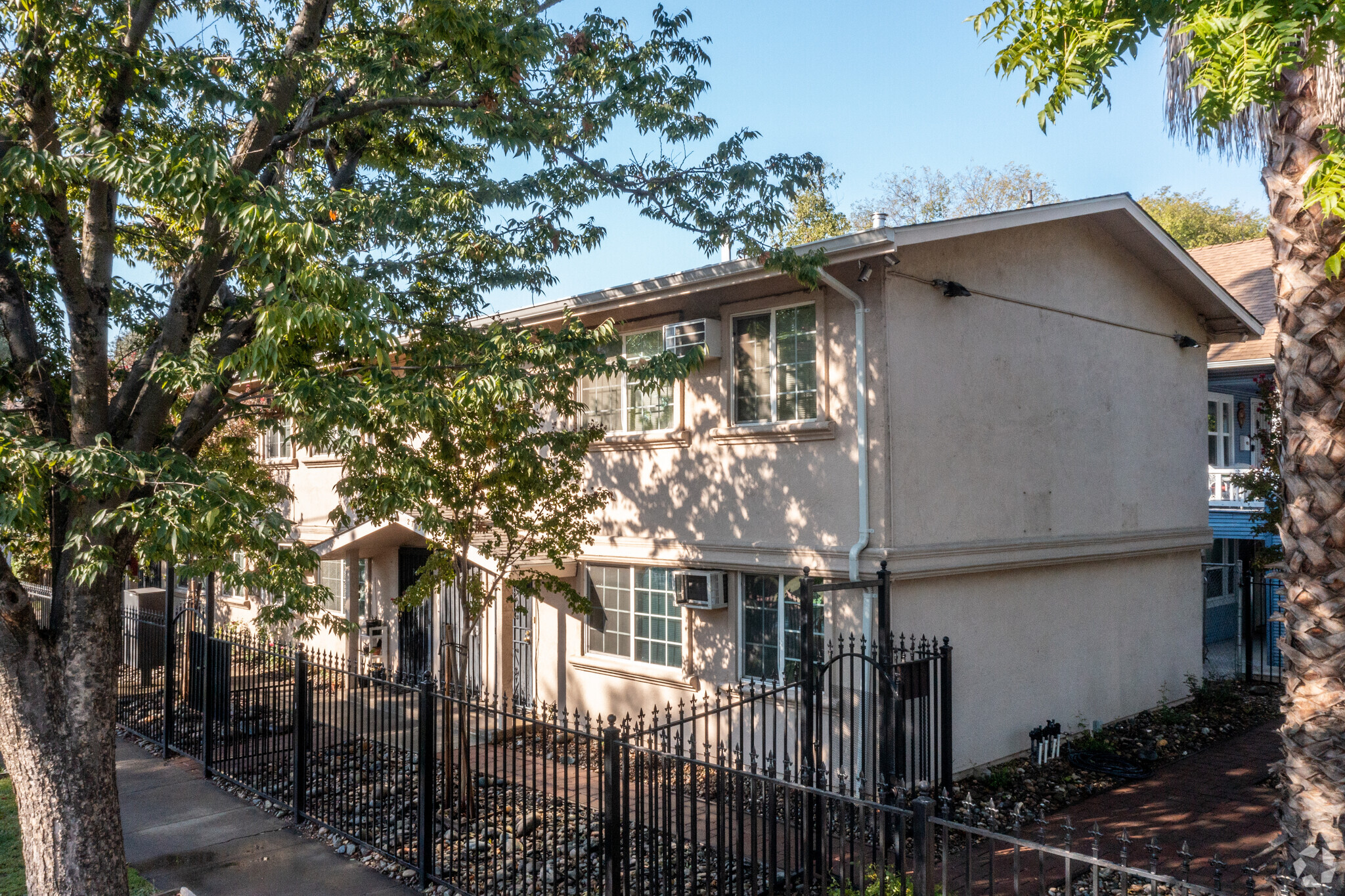 2700 32nd St, Sacramento, CA for Sale