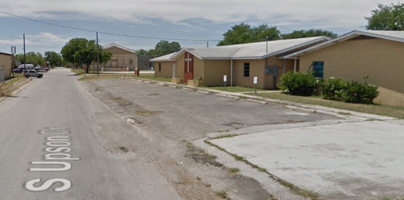 200 W College Ave, Devine, TX for Rent