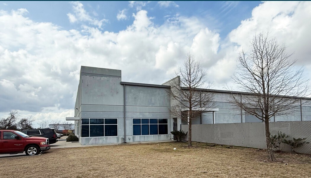 8831 Industrial Dr, Pearland, TX for Sale